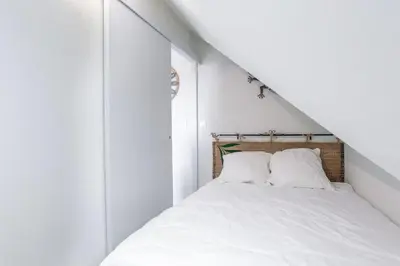 Un ou plusieurs lits dans un hébergement de l'établissement Cabourg Au P'tit Nid, cocon au bord de mer