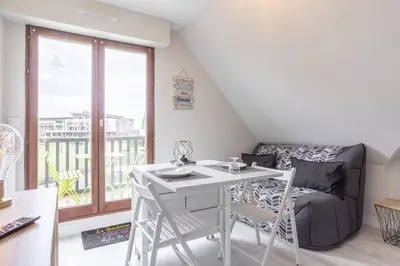 Coin salon dans l'établissement Cabourg Au P'tit Nid, cocon au bord de mer