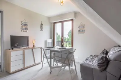 Télévision ou salle de divertissement dans l'établissement Cabourg Au P'tit Nid, cocon au bord de mer