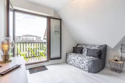 Coin salon dans l'établissement Cabourg Au P'tit Nid, cocon au bord de mer