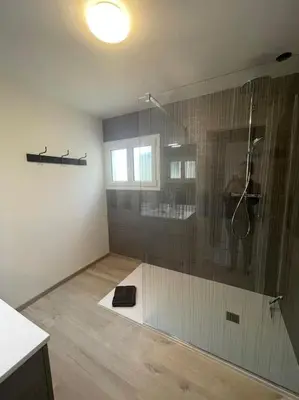 Salle de bains dans l'établissement Maison bord de mer Chez JuJu