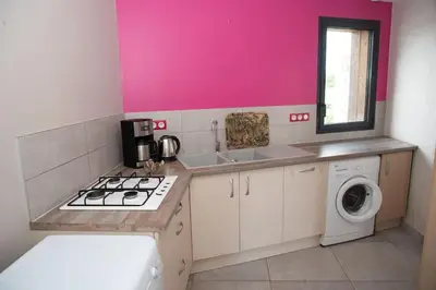 Cuisine ou kitchenette dans l'établissement Maison de Caractère à 1 Km de la Mer