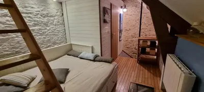 Télévision ou salle de divertissement dans l'établissement Nice renovated fisherman's house near the sea