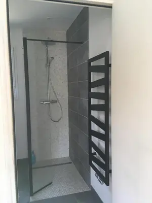 Salle de bains dans l'établissement Ker Neizh Cancale, Cottage Baie de Cancale GR34