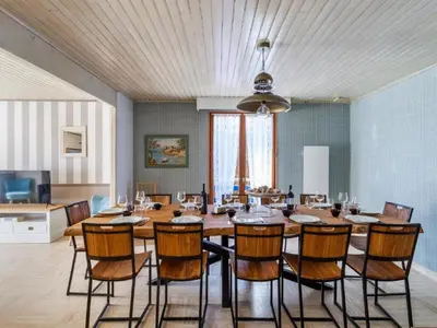 Télévision ou salle de divertissement dans l'établissement Holiday Home La Perle by Interhome