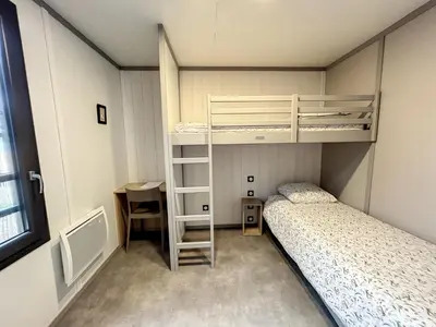 Un ou plusieurs lits dans un hébergement de l'établissement Chalet de standing, 7 couchages, piscine chauffée, proche plage et commerces, WIFI inclus - FR-1-361-463