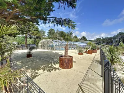 Jardin de l'établissement Chalet de standing, 7 couchages, piscine chauffée, proche plage et commerces, WIFI inclus - FR-1-361-463