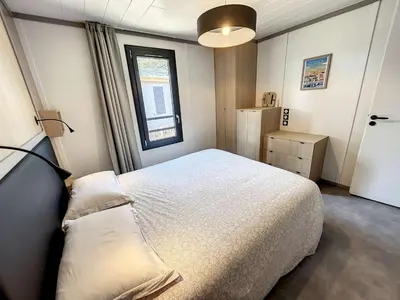 Un ou plusieurs lits dans un hébergement de l'établissement Chalet de standing, 7 couchages, piscine chauffée, proche plage et commerces, WIFI inclus - FR-1-361-463