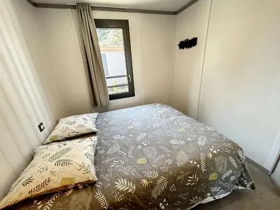 Un ou plusieurs lits dans un hébergement de l'établissement Chalet de standing, 7 couchages, piscine chauffée, proche plage et commerces, WIFI inclus - FR-1-361-463