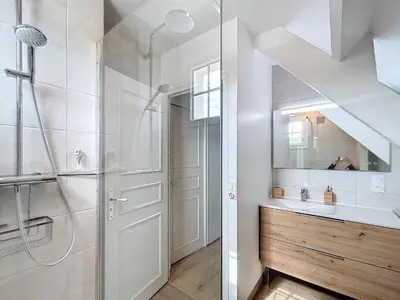 Salle de bains dans l'établissement Maison avec Terrasse à 100m de la Plage, Jardin Clos, 3 Chambres, Proche Mont Saint-Michel - FR-1-361-457