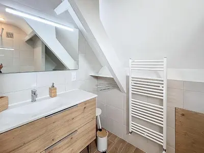Salle de bains dans l'établissement Maison avec Terrasse à 100m de la Plage, Jardin Clos, 3 Chambres, Proche Mont Saint-Michel - FR-1-361-457