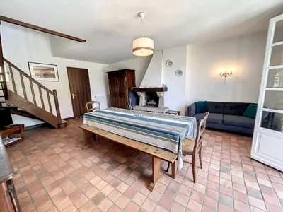 Coin salon dans l'établissement Maison avec Terrasse à 100m de la Plage, Jardin Clos, 3 Chambres, Proche Mont Saint-Michel - FR-1-361-457