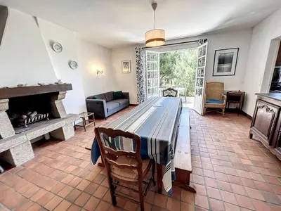 Coin salon dans l'établissement Maison avec Terrasse à 100m de la Plage, Jardin Clos, 3 Chambres, Proche Mont Saint-Michel - FR-1-361-457