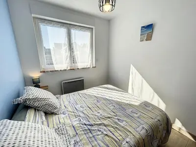 Un ou plusieurs lits dans un hébergement de l'établissement Maison rénovée 3 chambres, proche mer, jardinet équipé, centre-ville - FR-1-361-464