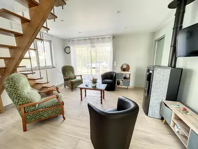 Télévision ou salle de divertissement dans l'établissement Maison rénovée 3 chambres, proche mer, jardinet équipé, centre-ville - FR-1-361-464