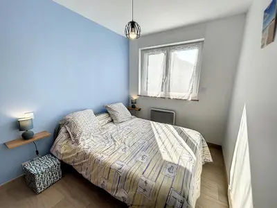 Un ou plusieurs lits dans un hébergement de l'établissement Maison rénovée 3 chambres, proche mer, jardinet équipé, centre-ville - FR-1-361-464
