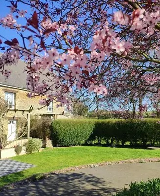Jardin de l'établissement GITE DE LA PIERROSE 100 m2 avec jardin privé Proche de Bayeux et des plages du Débarquement