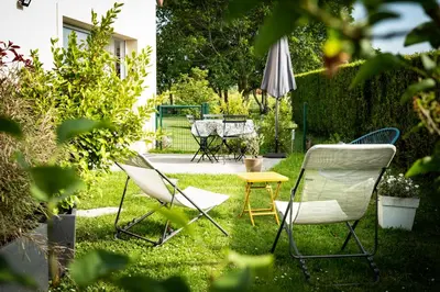 Jardin de l'établissement Leptitchezsoi, calme et cosy à 5 mn du centre de Bayeux