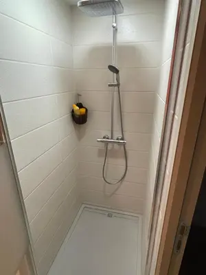 Salle de bains dans l'établissement Le Marlo