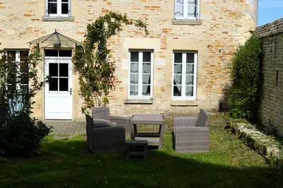 Jardin de l'établissement L'auberge du lavoir, maison en pierres avec jardin