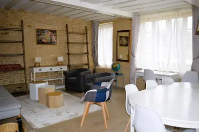 Coin salon dans l'établissement L'auberge du lavoir, maison en pierres avec jardin