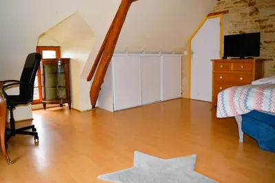 Télévision ou salle de divertissement dans l'établissement L'auberge du lavoir, maison en pierres avec jardin