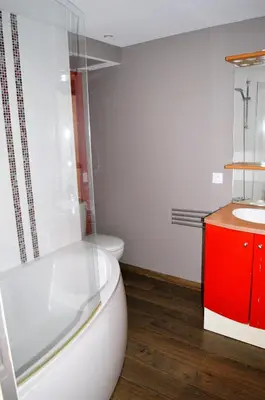 Salle de bains dans l'établissement L'auberge du lavoir, maison en pierres avec jardin