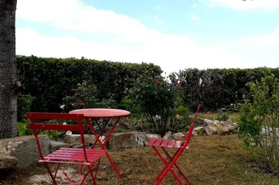 Jardin de l'établissement Vue mer pour une escale en baie du Mt-St-Michel