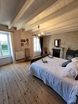 Un ou plusieurs lits dans un hébergement de l'établissement Gîte de charme, salle de jeux, proche plage du débarquement