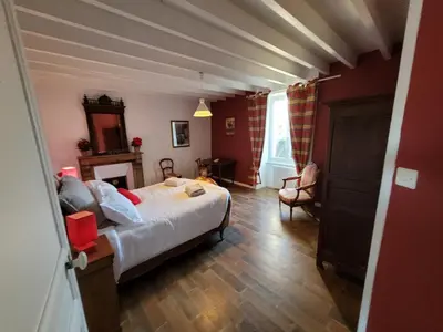 Un ou plusieurs lits dans un hébergement de l'établissement Gîte de charme, salle de jeux, proche plage du débarquement