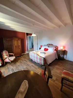Un ou plusieurs lits dans un hébergement de l'établissement Gîte de charme, salle de jeux, proche plage du débarquement