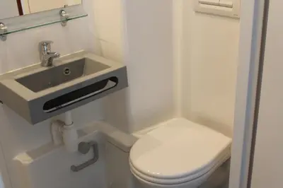 Salle de bains dans l'établissement Hôtel et Restaurant de la Gare Torigny-les-Villes