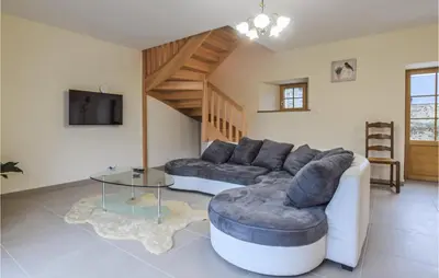 Coin salon dans l'établissement Gorgeous Home In Fierville-Les-Mines