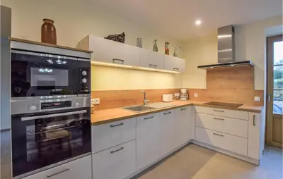 Cuisine ou kitchenette dans l'établissement Gorgeous Home In Fierville-Les-Mines