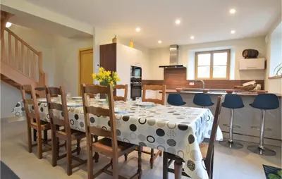 Cuisine ou kitchenette dans l'établissement Amazing Home In Fierville-Les-Mines
