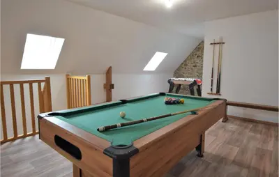 Billard dans l'établissement Amazing Home In Fierville-Les-Mines