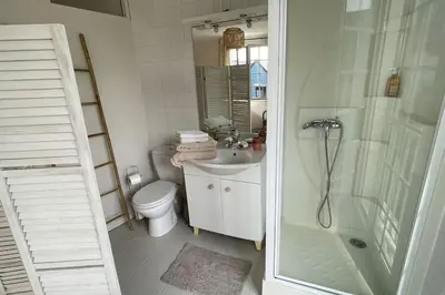 Salle de bains dans l'établissement Studio dans le centre près de la mer