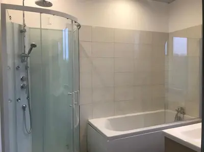 Salle de bains dans l'établissement Gîte spacieux et chaleureux