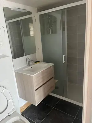 Salle de bains dans l'établissement Maison chaleureuse parking privé proche de la mer