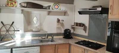 Cuisine ou kitchenette dans l'établissement Gites du Domaine du Petit Moulin, à 15 min de la mer, D-Day, nature et calme, idéal famille
