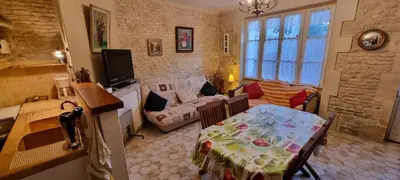 Télévision ou salle de divertissement dans l'établissement Maison de vacances bord de mer Normandie plage du débarquement proche Caen