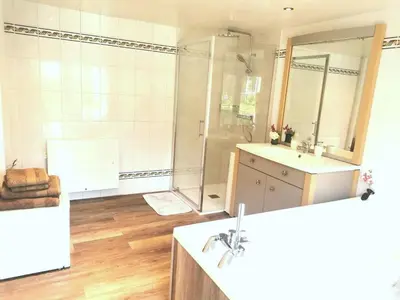 Salle de bains dans l'établissement Villa Athena, séjour bien-être et éthique