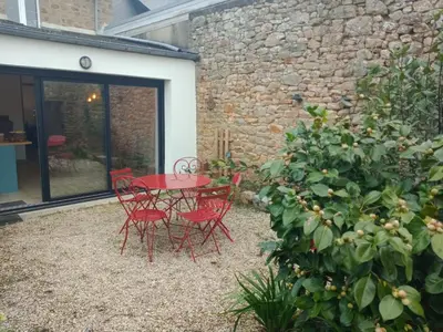 Jardin de l'établissement GITE LES TREFLES proche de la plage en baie du mont st michel