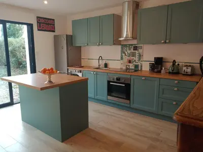 Cuisine ou kitchenette dans l'établissement GITE LES TREFLES proche de la plage en baie du mont st michel