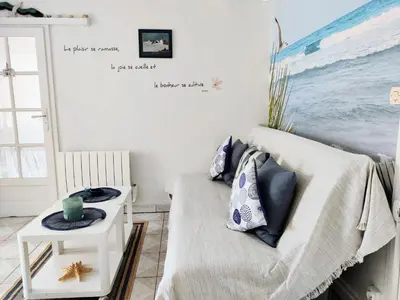 Coin salon dans l'établissement LA PLAYA Grand Studio avec espace nuit et parking privatif - 40 mètres de la Promenade Marcel Proust