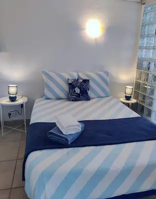 Un ou plusieurs lits dans un hébergement de l'établissement LA PLAYA Grand Studio avec espace nuit et parking privatif - 40 mètres de la Promenade Marcel Proust