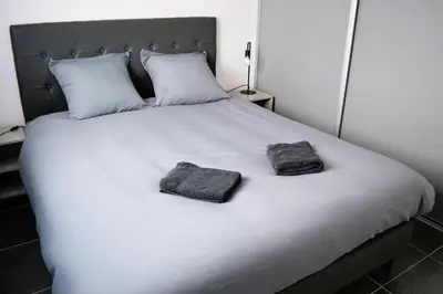 Un ou plusieurs lits dans un hébergement de l'établissement La Mer Veille, maison neuve avec jardin