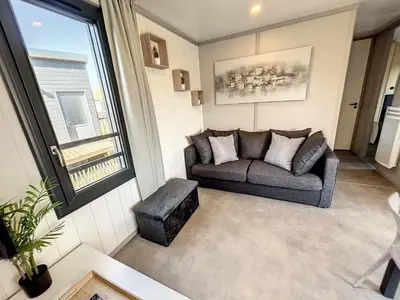 Coin salon dans l'établissement Chalet Jullouville - 6 pers. - Piscine chauffée - Terrasse privative - Proche plage et commerces - FR-1-361-470