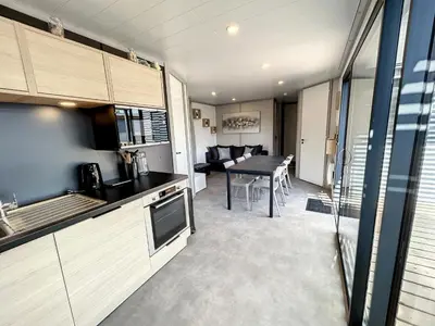 Cuisine ou kitchenette dans l'établissement Chalet Jullouville - 6 pers. - Piscine chauffée - Terrasse privative - Proche plage et commerces - FR-1-361-470