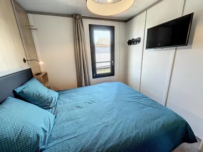 Un ou plusieurs lits dans un hébergement de l'établissement Chalet Jullouville - 6 pers. - Piscine chauffée - Terrasse privative - Proche plage et commerces - FR-1-361-470
